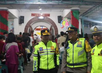 Wakapolres Pematangsiantar, KOMPOL Budiono Saputro, SH, MH, pimpin patroli pengamanan Gereja saat malam Natal 2025, pada Rabu (24/12/2025) malam.