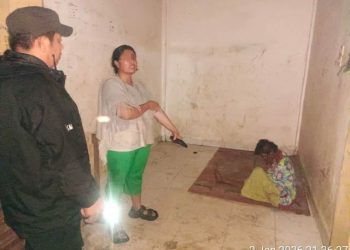 Personil Polsek Siantar Utara tindaklanjuti adanya seorang perempuan gelandangan berinisial “HS” yang kurang sehat dan tak mau makan, di Jalan Musyawarah, pada Jumat (02/01/2026).