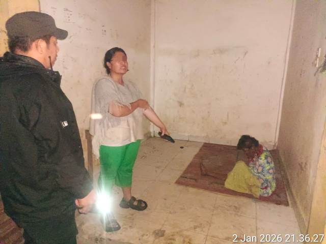 Personil Polsek Siantar Utara tindaklanjuti adanya seorang perempuan gelandangan berinisial “HS” yang kurang sehat dan tak mau makan, di Jalan Musyawarah, pada Jumat (02/01/2026).