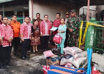 Kapolsek Sianțar Selatan, IPTU Priston Simbolon mendampingi Wali Kota Pematangsiantar, Wesly Silalahi SH, MKn, kunjungi warga korban kebakaran rumah, di Jalan Nias, pada Kamis (8/1/2026) siang.