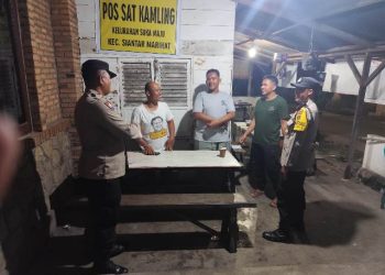 Polseķ Sianțar Marihat melaksanakan kegiatan Saling (Sapa Siskamling), di Pos Kamling Jalan Durian, pada Selasa (13/1/2026) malam.