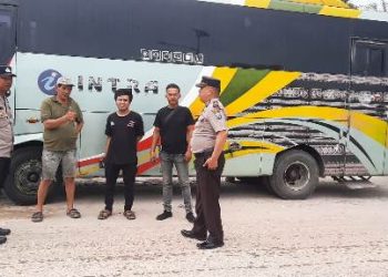 Sat Binmas Polres Pematangsiantar melakukan patroli sambang kamtibmas dan silahturahmi komunitas, di wilayah hukum Polres Pematangsiantar, pada Kamis (8/1/2026) pagi.