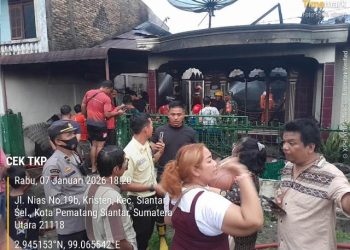 Kapolsek Siantar Selatan, IPTU Priston Simbolon, pimpin langsung pengecekan Tempat Kejadian Perkara (TKP) kebakaran satu unit rumah warga, pada Rabu (7/1/2026) sore.