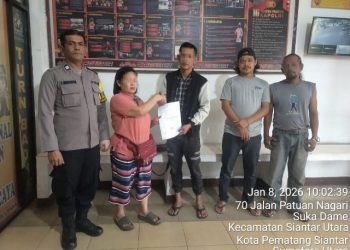 BhabinKamtibmas Kelurahan Sukadame, AIPTU Parulian Simanjuntak, selesaikan dugaan pencurian di Pasar Dwikora, Jalan Mufakat, dengan problem solving, pada Kamis (8/1/2026) pagi.