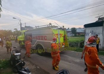Petugas Pemadam Kebakaran (Damkar) PT. STTC ikut membantu memadamkan api.
