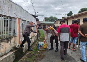 Personil Polsek Siantar Selatan mengikuti gotong royong massal bersama masyarakat, di Jalan Mata Air, pada Jumat (9/1/2026) pagi.