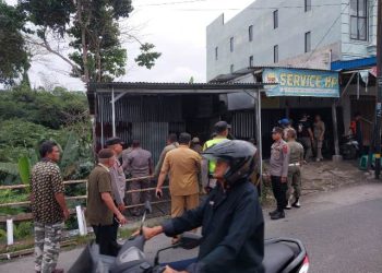 Personil Polres Pematangsiantar amankan pembongkaran bangunan di Daerah Aliran Sungai (DAS) Jalan Jawa, tepatnya di depan Masjid Taqwa, pada Selasa (30/12/2025) pagi.