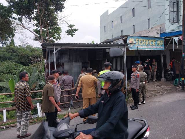 Personil Polres Pematangsiantar amankan pembongkaran bangunan di Daerah Aliran Sungai (DAS) Jalan Jawa, tepatnya di depan Masjid Taqwa, pada Selasa (30/12/2025) pagi.