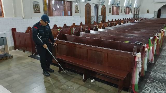 Sat Brimob Sterilisasi Gereja Prioritas Jelang Ibadah Pergantian Tahun.