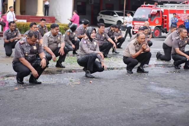 Kapolres Pematangsiantar, AKBP Sah Udur T.M. Sitinjak SH, SIK, MH, pimpin Korps Kenaikan pangkat 62 personil Perwira dan Bintara Polres Pematangsiantar, pada Jumat (2/1/2026) pagi.