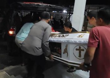 Petugas mengevakuasi jenajah korban ke ruang jenajah RSUD dr Djasamen Saragih Kota Pematangsiantar.