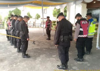 Polres Pematangsiantar melaksanakan kegiatan apel pengecekan personel serta sterilisasi tempat ibadah (gereja), pada Kamis pagi (01/01/2026).