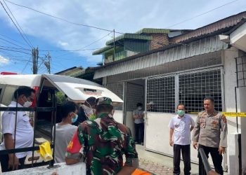 Kapolsek Siantar Timur, IPTU Edy J.J. Manalu SH, MH, pimpin pengecekan Tempat Kejadian Perkara (TKP) temuan mayat, di Kos - kosan Jalan Pane, pada Rabu (31/12/2025) pagi.