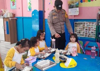Bhabinkamtibmas Kelurahan Siopat Suhu, AIPDA V.R Saragih G. S.T, monitoring distribusi Makanan Gizi Gratis (MBG) di Taman Kanak kanak (TK) Kemala Bhayangkari 6 Pematangsiantar, Jalan Sangnawaluh, pada Kamis (8/1/2026) pagi.