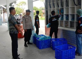 Bhabinkamtibmas Kelurahan Pardomuan, AIPDA Hardi N. Silalahi, monitoring pendistribusian Makanan Gizi Gratis (MBG), di UPTD SMP Negeri 1 Pematangsiantar, pada Selasa (13/1/2026) pagi.