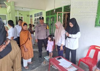 Bhabinkamtibmas Kelurahan Simarimbun, Bripka Johannes C. Siregar melaksanakan sambang dan monitoring kegiatan Posyandu Bugenfil, di Sidomulyo, pada Rabu (7/1/2026) pagi.