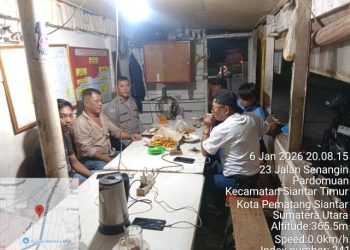 Bhabinkamtibmas Polsek Siantar Timur menggelar kegiatan Sapa Pos Kamling atau Saling, di Pos Kamling Jalan Senangin, pada Selasa (6/1/2026) malam.