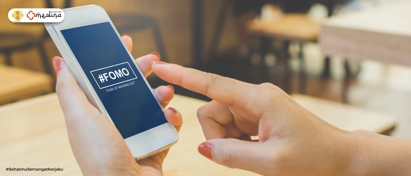artikel kesehatan FOMO vs JOMO: Antara Rasa Takut Ketinggalan dan Kesenangan Menjauh dari Keriuhan
