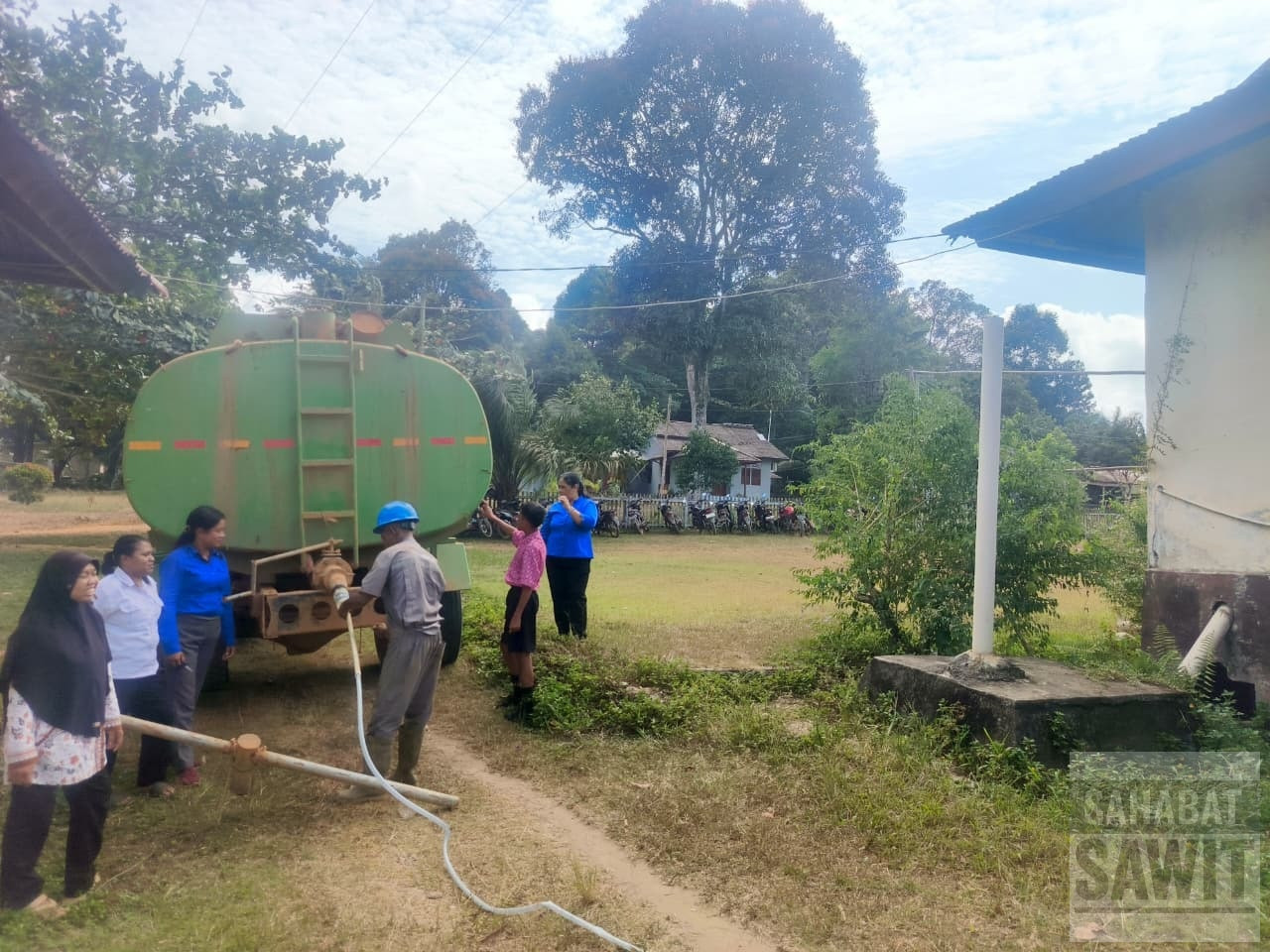 PT Cahayanusa Gemilang Suplai Air Bersih dan Siram Jalan Warga Randai