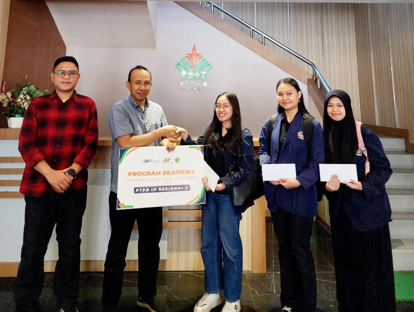 PTPN IV Regional 5 Salurkan Beasiswa untuk Putra-Putri Kalimantan, Dorong Akses Pendidikan Tinggi
