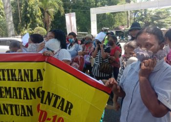 Bra Jadi Masker, Belasan Warga Siantar Demo Tuntut Bantuan Covid-19