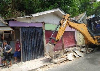 Ratusan Kios Pedagang Kecil di Parapat Dibongkar oleh Pemerintah