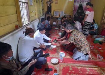 Agar Tetap Semangat, Warga “Surduk” RHS dengan “Dayok Nabinatur”