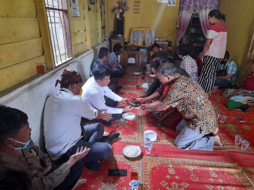 Agar Tetap Semangat, Warga “Surduk” RHS dengan “Dayok Nabinatur”