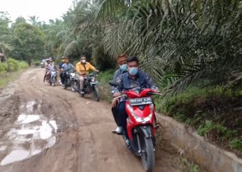 Hadapi Jalan Berlumpur, RHS Blusukan dengan Sepedamotor di Ujung Padang