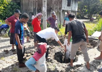 Dijegat Saat Lintas, RHS Berbaur dalam Gotong Royong Bersama Warga