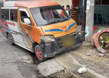 Mulut Sopir Bau Alkohol, Angkot Oleng, Lalu Tabrak “Kereta” Parkir