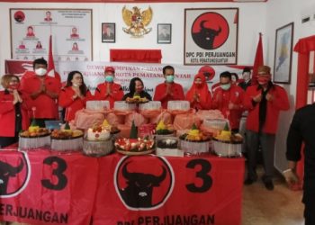 Bersih-bersih dan Berbagi 48 Tumpeng di HUT ke 48 PDI Perjuangan di Siantar