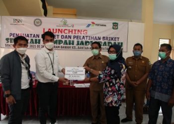 Untuk Dikelolah Jadi Briket, Kelurahan Bantan Terima CSR Bank Sampah dari Pertamina