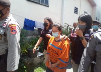 Rekonstruksi Pembunuhan Istri Mantan Sekda Siantar, Warga Marah, Tersangka Dimaki