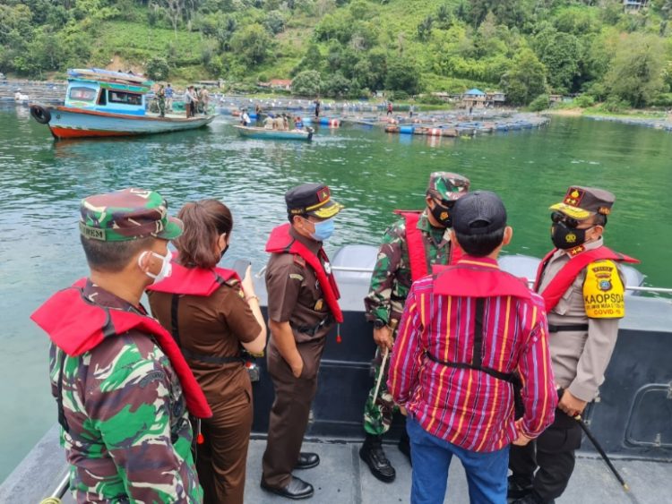 Pangdam I/BB dan Kapoldasu Pimpin Penertiban Kerambah di Danau Toba Simalungun
