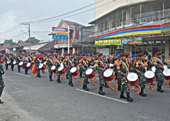 Masyarakat Raya Antusias Saksikan Marching Band Taruna Akmil dan Akpol