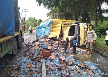 Diduga Ceroboh Saat “Memotong”, Sesama Truk Tabrakan di Bukit Maraja, 5 Luka-luka