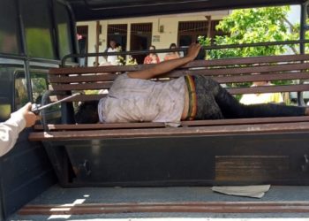 Ngamuk Tak Karuan dan Pukul Nenek Tua, Pria Tak Dikenal Dibekuk Warga