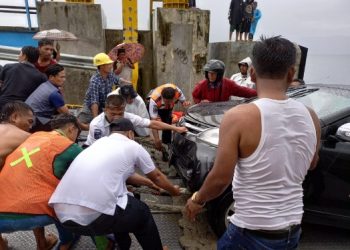 Raamdoor Lepas, Mobil Jatuh dari Kapal Ihan Batak di Danau Toba, Satu Tewas