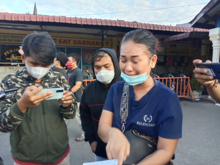 Ratusan Juta Simpanan Terancam, Nasabah SAN Menangis dan Marah di Polres Siantar