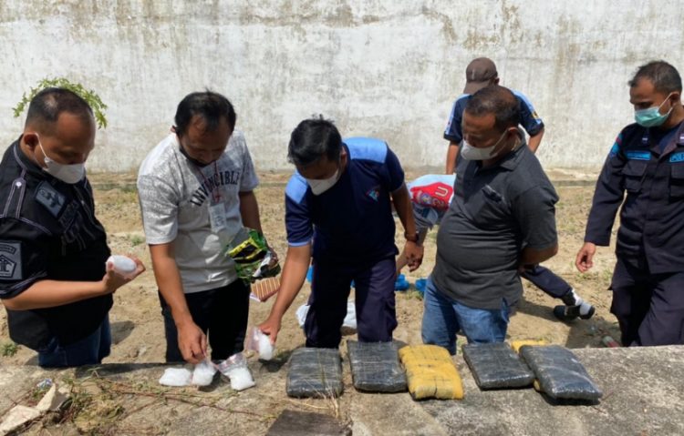 Dilempar Melewati Tembok, 5 Paket Sabu dan 7 Bal Ganja Masuk Lapas Siantar