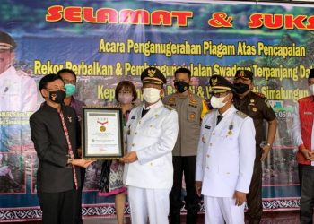 Perbaiki Jalan Terpanjang di 100 Hari, Bupati Simalungun Raih Penghargaan MURI