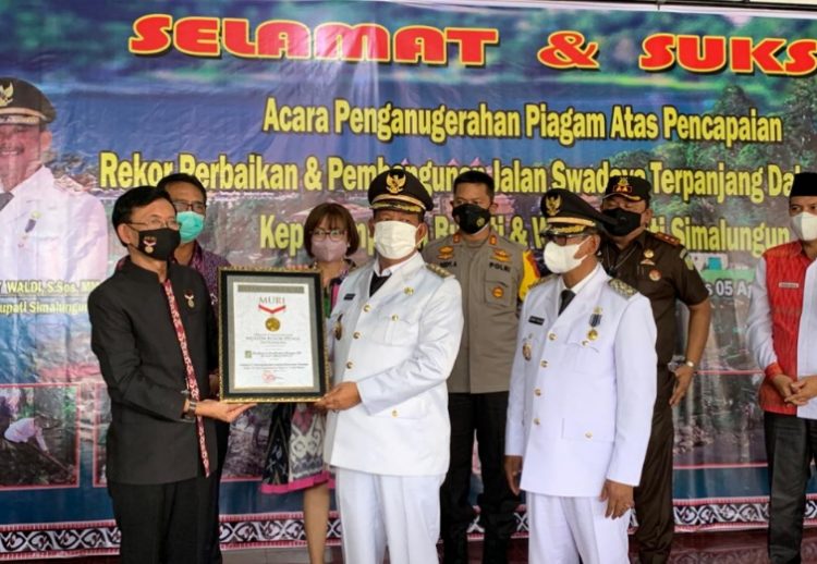 Perbaiki Jalan Terpanjang di 100 Hari, Bupati Simalungun Raih Penghargaan MURI