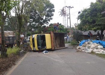 Truk Terguling di SM Raja