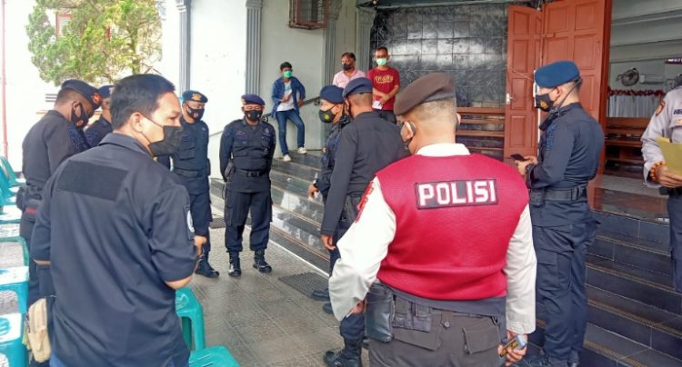 Brimob dan Polres Siantar “Sterilkan” Gereja Jelang Ibadah Natal