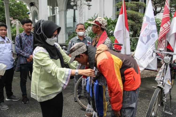 Tiba di Siantar, Tim Sepeda Ontel Keliling Indonesia Disambut Plt Walikota