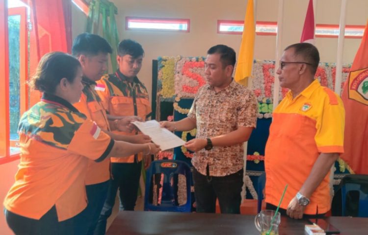 Ketua PDK Kosgoro 1957 Siantar Serahkan SK BM Kosgoro 1957 Periode 2021-2026