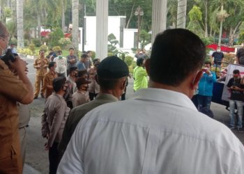 Desak Izin THM dan Rumah Kos Dicabut, Plt Walikota Siantar Didemo