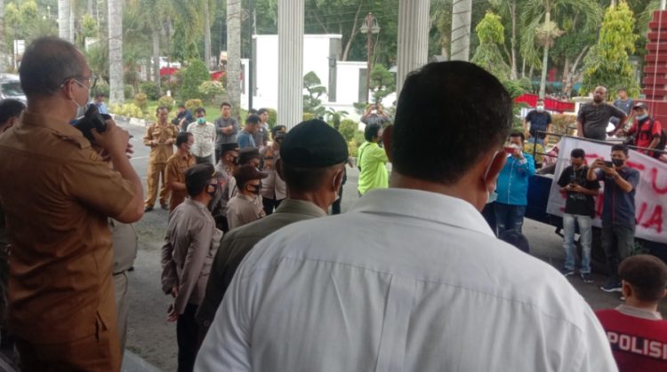 Desak Izin THM dan Rumah Kos Dicabut, Plt Walikota Siantar Didemo