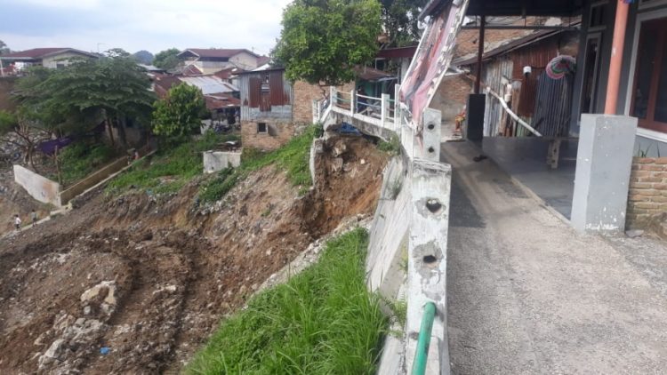 Aksi “Liar” Kavling Bersama di Siantar Utara Sebabkan Tembok Roboh, Rumah Terancam Longsor